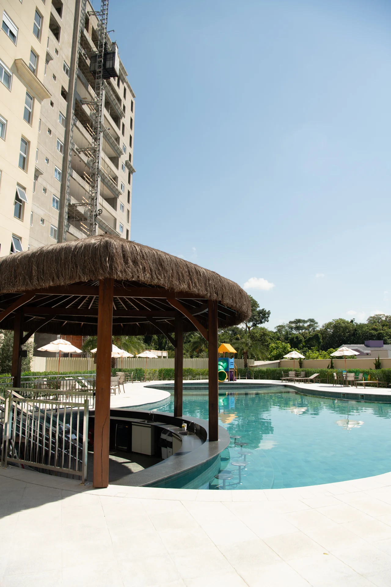Área de lazer e piscina do Floratta Home Club